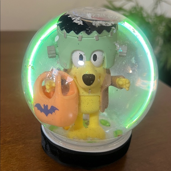 Monster Lucky Booey Snow Globe - Picture 9 of 14